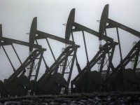 Цены на нефть продолжают падать на фоне увеличения добычи в США