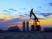 На фоне новостей из Ливии и Саудовской Аравии цены на нефть вяло идут вверх