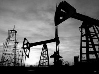 На фоне увеличения запасов нефть не хочет расти в цене