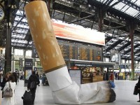 В Париже начали штрафовать курильщиков, бросающих окурки на улице