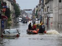 Париж на пике паводка атакует дождевой фронт