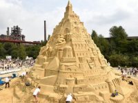 Песчаные скульпторы пытаются построить крупнейший замок в Германии