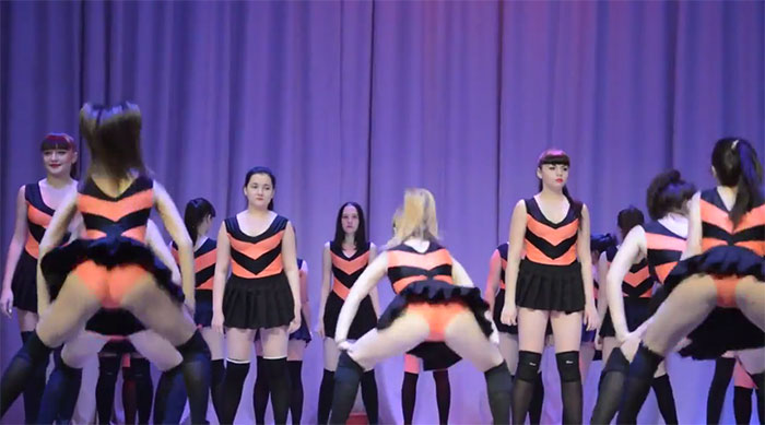 В России закрыли школу танцев, которая научила оренбургских школьниц танцевать пчелиный тверк