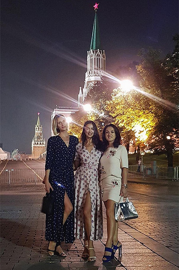 Пирожки у Кремля: Ирина Шейк показала, как отдыхает с подругами