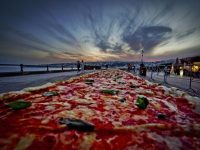 В Неаполе приготовили пиццу длиной 1854 метра (фото, видео)