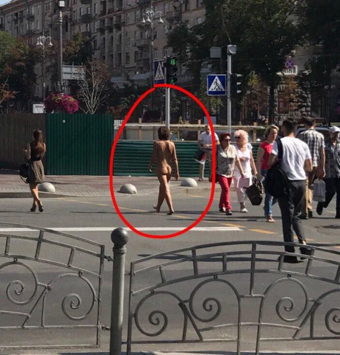 По Киеву прогулялась голая девушка (фото)