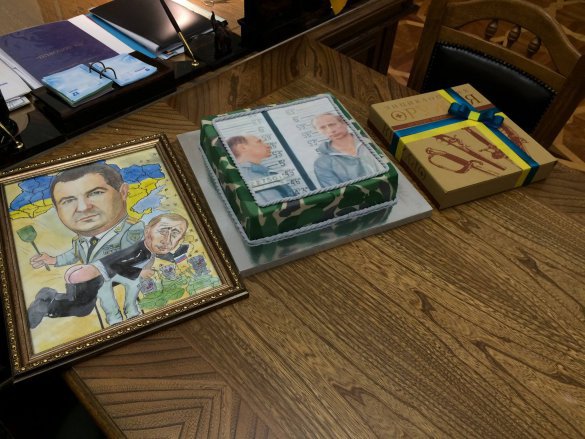 Министр обороны Степан Полторак получил на свой День рождения оригинальные подарки: торт с заключенным Путиным и картину с Путиным, которого наказывают