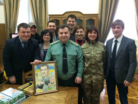 Министр обороны Степан Полторак получил на свой День рождения оригинальные подарки: торт и картину с Путиным