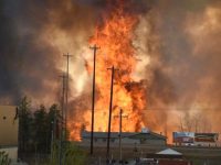 Всех жителей канадского города Альберта эвакуируют из-за пожара (видео)