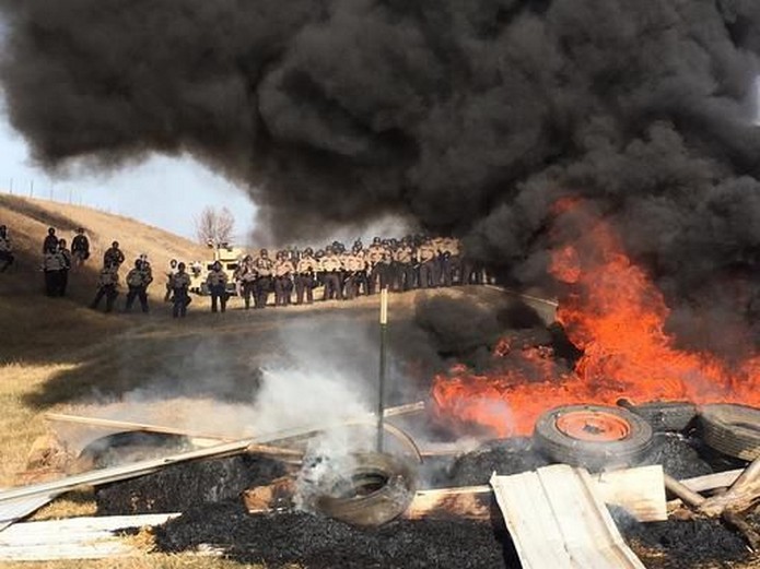Полиция разогнала протестующих против строительства нефтепровода в Северной Дакоте