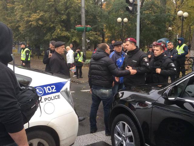 Полиция установила блокпосты на подъездах к Верховной Раде и проверяет все автомобили