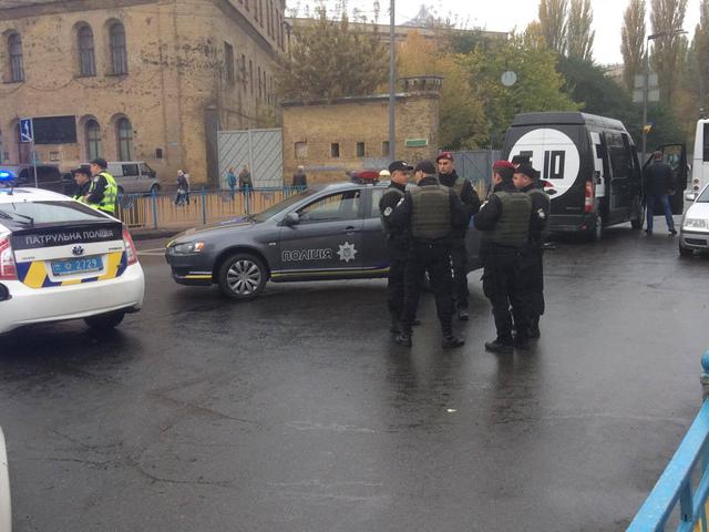 Полиция установила блокпосты на подъездах к Верховной Раде и проверяет все автомобили