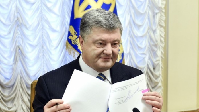 Порошенко назначил пожизненные стипендии медикам и подписал госбюджет-2018