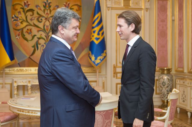 Порошенко поздравил Курца с победой на досрочных парламентских выборах