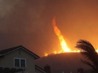 Португальские пожарные показали огненный торнадо