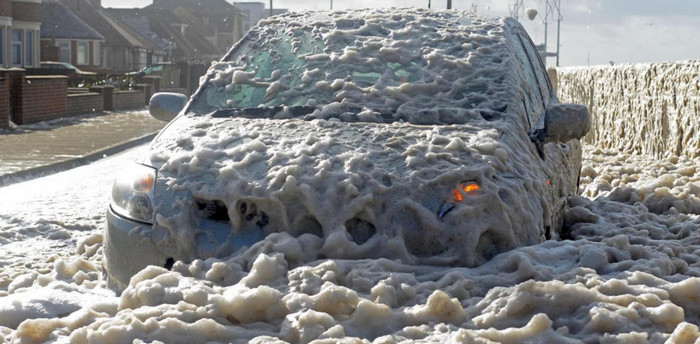 После шторма "Офелия" британский город покрыт морской пеной