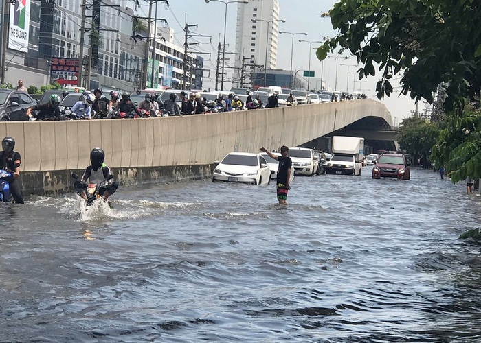 Последствия ливней: в Бангкоке наводнение (фото)