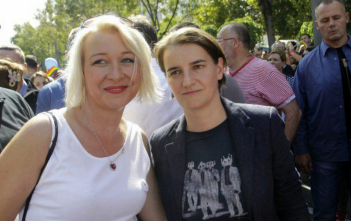 Премьер-министр Сербии присоединилась к ежегодному гей-параду в Белграде