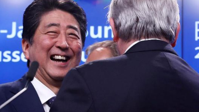Премьер-министр Синдзо Абэ выиграл парламентские выборы в Японии