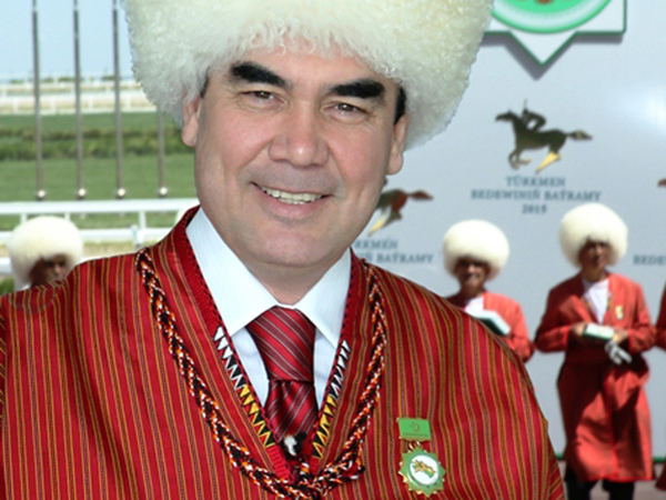 Президент Туркменистана проверял армию в стиле терминатора (видео)