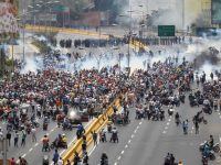 После протестов президент Венесуэлы увеличил зарплаты на 60%