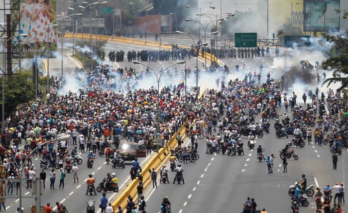 Президент Венесуэлы Мадуро увеличил зарплаты на 60% после протестов