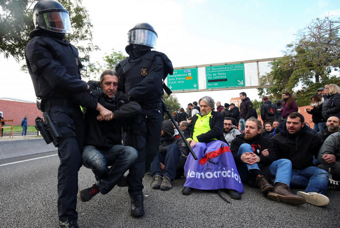 Протестующие Каталонии перекрыли транспортные магистрали