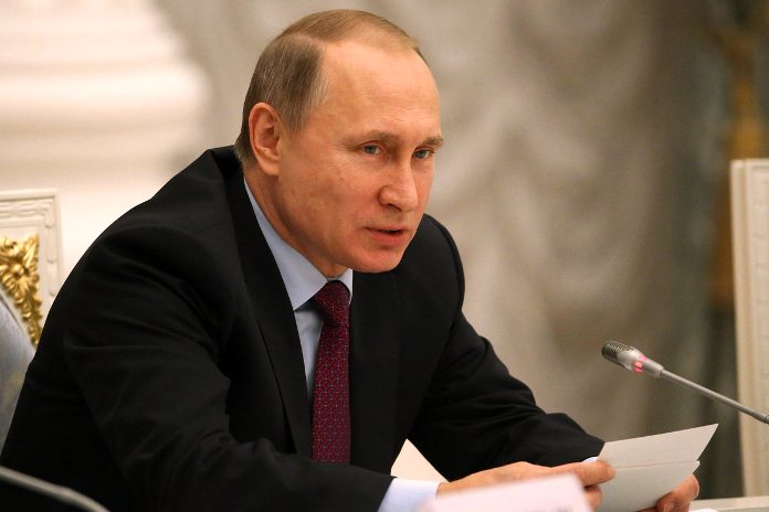 Путин с Медведевым мешают Центробанку спасать Россию от кризиса - Bloomberg