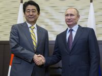 Владимир Путин и премьер Японии Синдзо Абэ решают вопрос Курильских островов