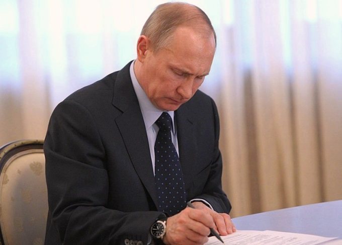 Парадоксальный Путин: подписал законы о приостановлении и восстановлении договора о ЗСТ с Украиной