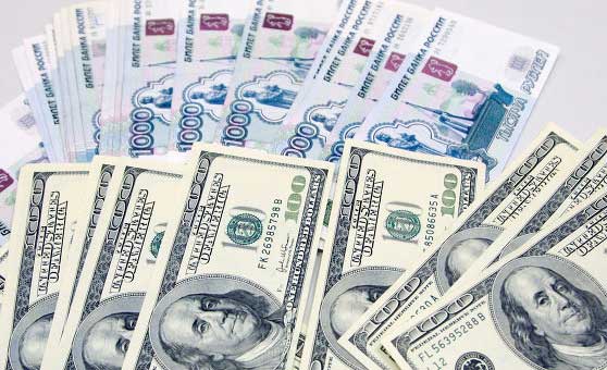 Центробанк России опускает курс рубля по отношению к евро и доллару почти на 3 рубля