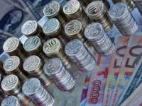 Рубль продолжает обесцениваться по отношению к доллару и евро