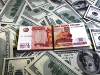 На Московской бирже неделя начинается с обесценивания рубля по отношению к доллару и евро