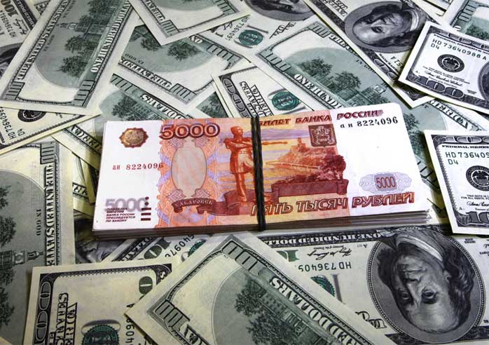 На Московской бирже неделя начинается с обесценивания рубля по отношению к доллару и евро