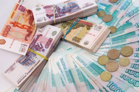 В пятницу на открытии торгов на Московской бирже доллар перевалил за 57 рублей, евро – за 71