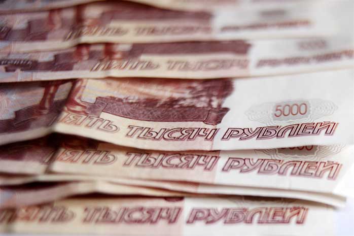 В понедельник 16 февраля рубль по отношению к доллару и евро укрепляется