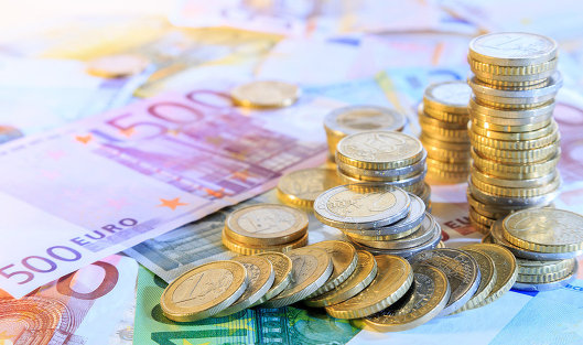 В России курс доллара и евро по отношению к рублю продолжает расти
