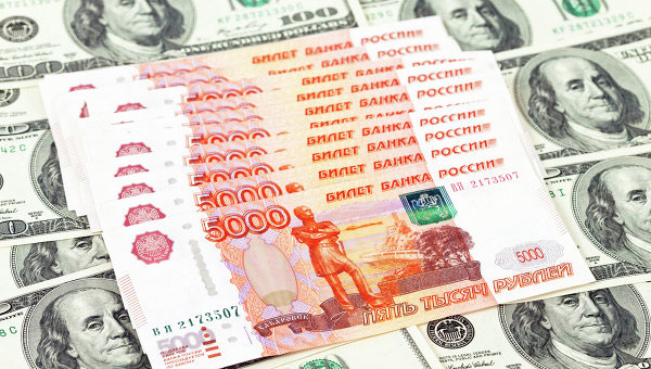 На фоне санкций США на Московской бирже доллар перевалил за 61 рубль, евро дошло 67 рублей 
