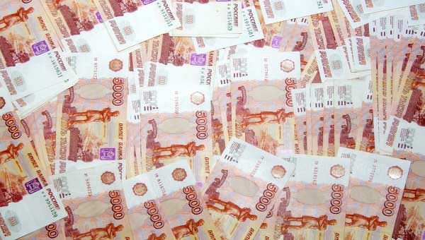 16 декабря рубль показал невиданные фокусы – доллар пересек психологический барьер в 80, а евро в 100 рублей 