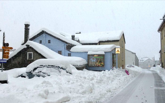 В Швейцарии тысячи туристов оказались в снежной блокаде
