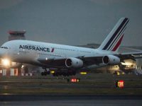 Самолет компании Air France произвел экстренную посадку после разрушения двигателя