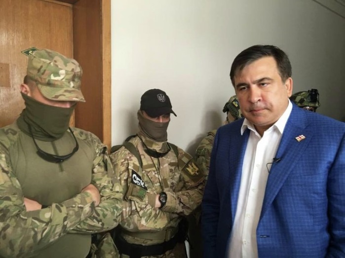 СБУ и ГПУ после обыска квартиры задержали Саакашвили