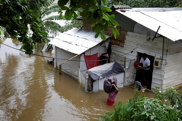 Наводнение на Шри-Ланке заставило покинуть дома сотни тысяч местных жителей