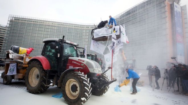 Штаб-квартиру ЕС протестующие фермеры засыпали сухим молоком