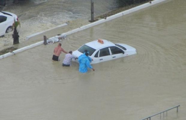Улицы Сочи уходят под воду (видео и фото)
