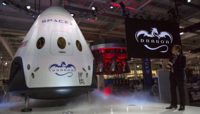 SpaceX открывает туристические полёты вокруг Луны