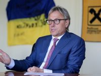 Volodymyr Lavrenchuk, chairman of the board of Raiffeisen Bank Aval in Ukraine, speaks with journalists in his Kyiv office on Sept. 15. (UNIAN)