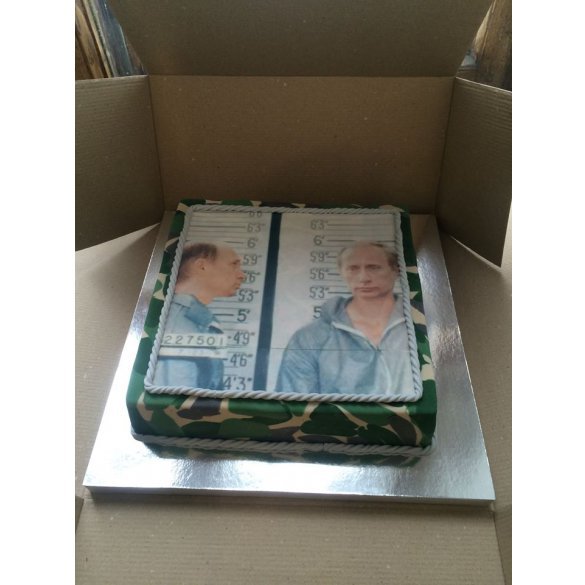 Министр обороны Степан Полторак получил на свой День рождения оригинальные подарки: торт с заключенным  Путиным