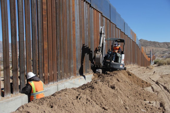 Трамп ищет $18 миллиардов на "стену" с Мексикой