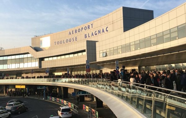 Угроза теракта во Франции: эвакуация пассажиров в аэропорту Тулузы (фото)